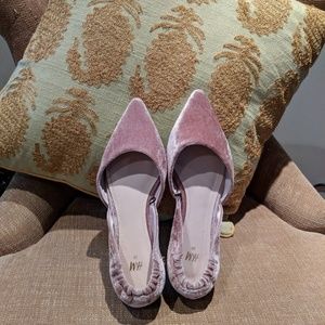 Dusty rose velvet pointed flats from H&M